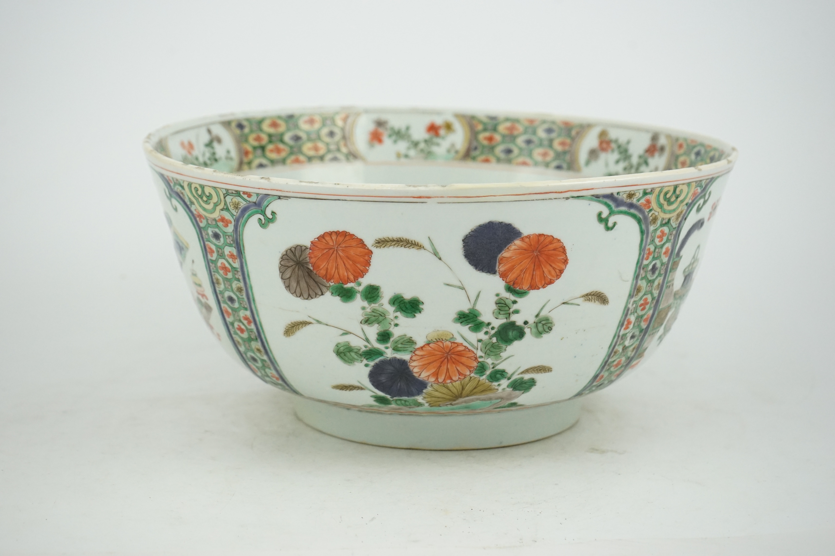 A large Chinese famille verte bowl, Kangxi period (1662-1722)